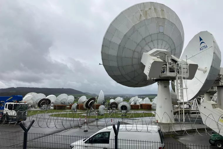 Vue des antennes à la Société européenne des Satellites