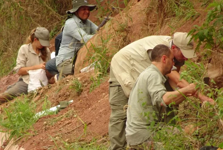 Johan Yans à la recherche de fossiles au Pérou 